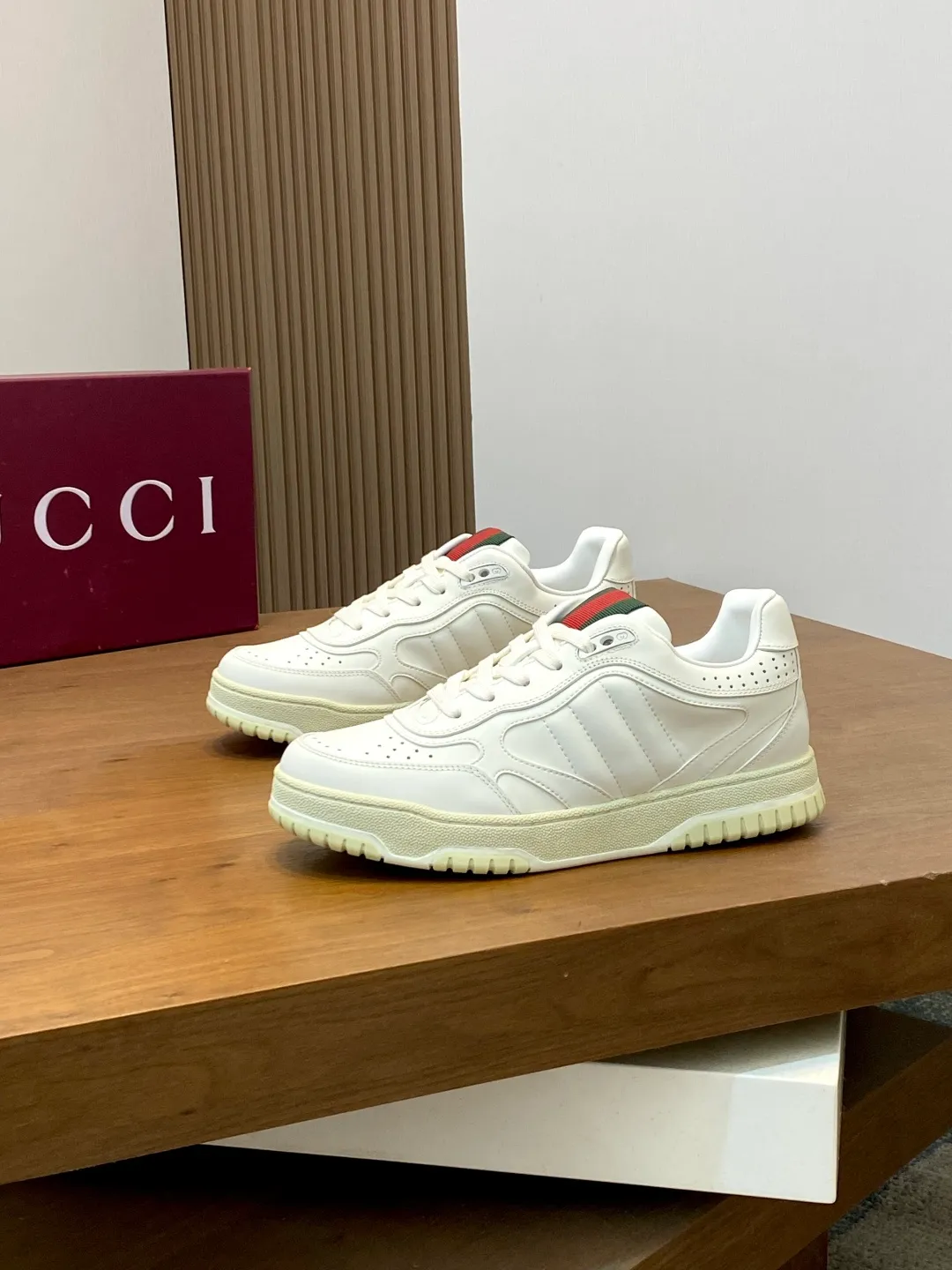 Men's Shoes 💰660 𝐆𝐮𝐜𝐜𝐢 𝐑𝐞-𝐖𝐞𝐛 As the first sneaker created by Sabato De Sarno for Gucci, the Re-Web series reinterprets the brand's classic stripes and sets off the modern silhouette design with bold and unique details. These shoes are crafted from white leather. This new sneaker is ingeniously decorated with many of the brand's classic details, and is equipped with a bright red and green webbing tongue, which will make people fall in love at first sight. White leather treated with a special process for softness and luster, with an embossed grainy texture. Script Gucci logo and interlocking G web label with Interlocking G and script Gucci logo. Rubber outsole with interlocking G detail eyelets. Web tongue. Size: 39-44 (customized for sizes 38 and 45)